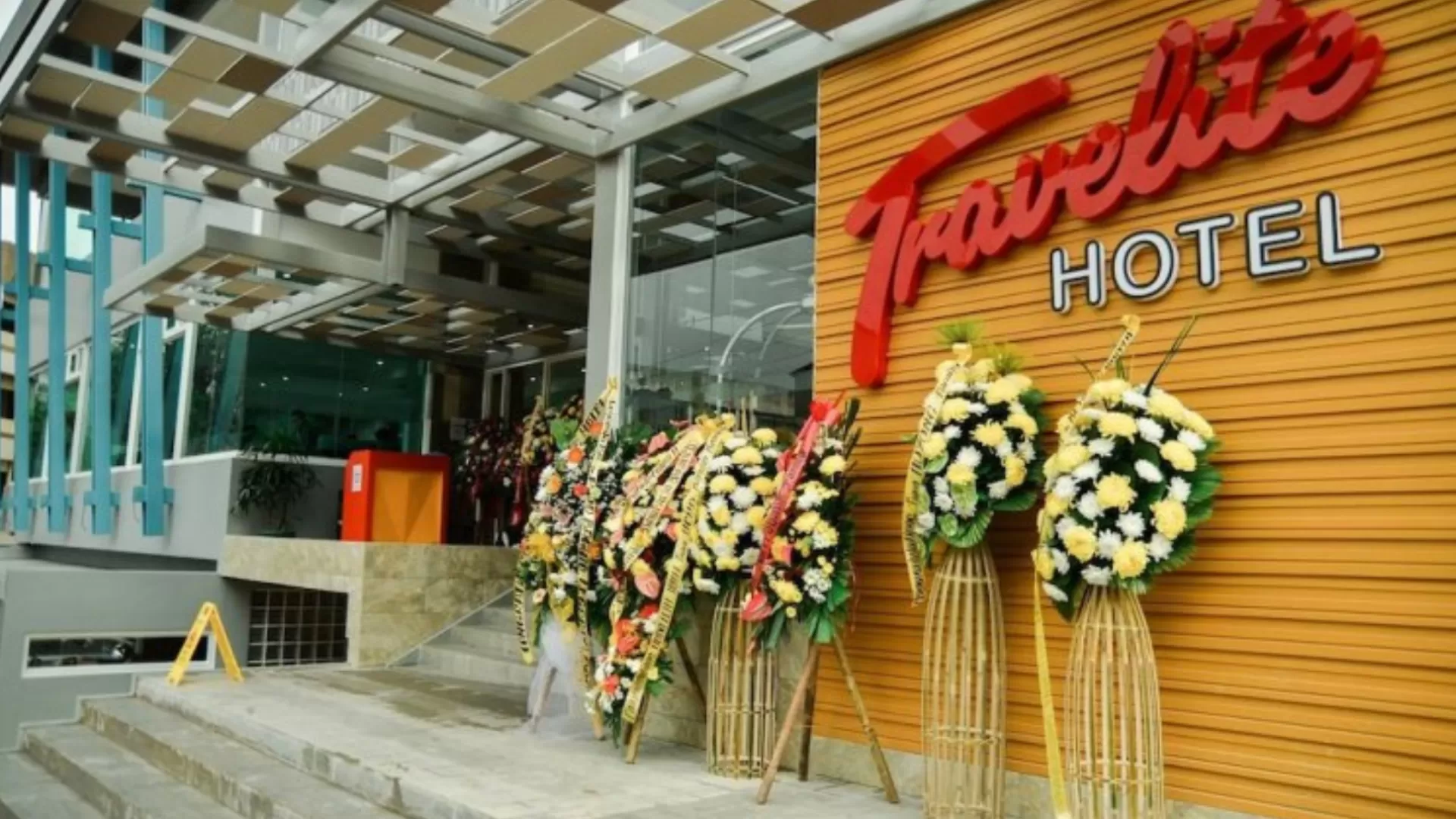 Travelite Hotel Facade